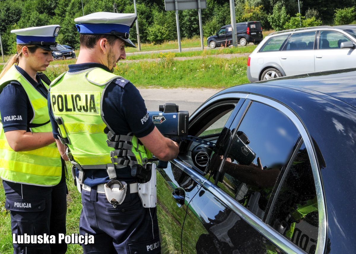 Czy policjant może zatrzymać auto bez powodu Wyjaśniamy