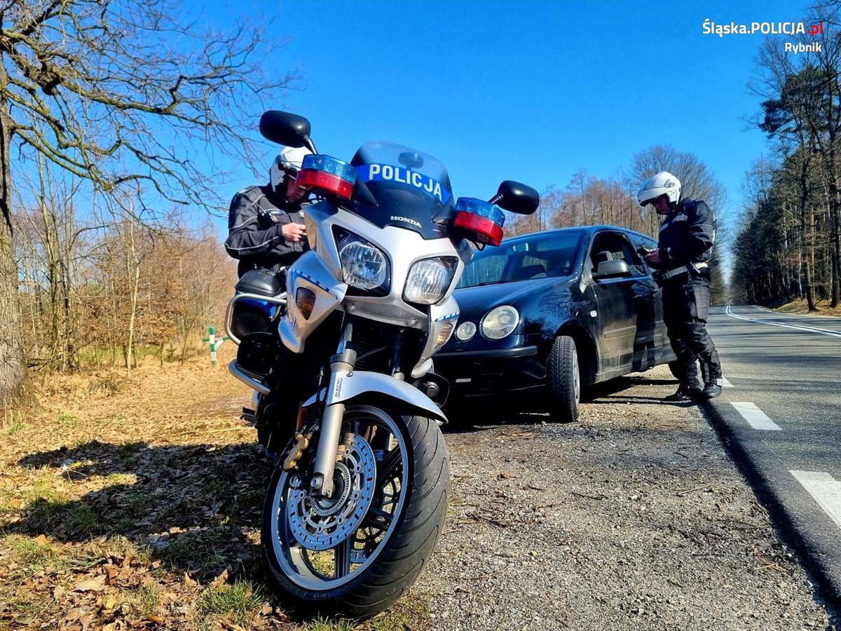 Wypadek Policyjnej Kolumny Motocyklista Wjecha W Osob Wk