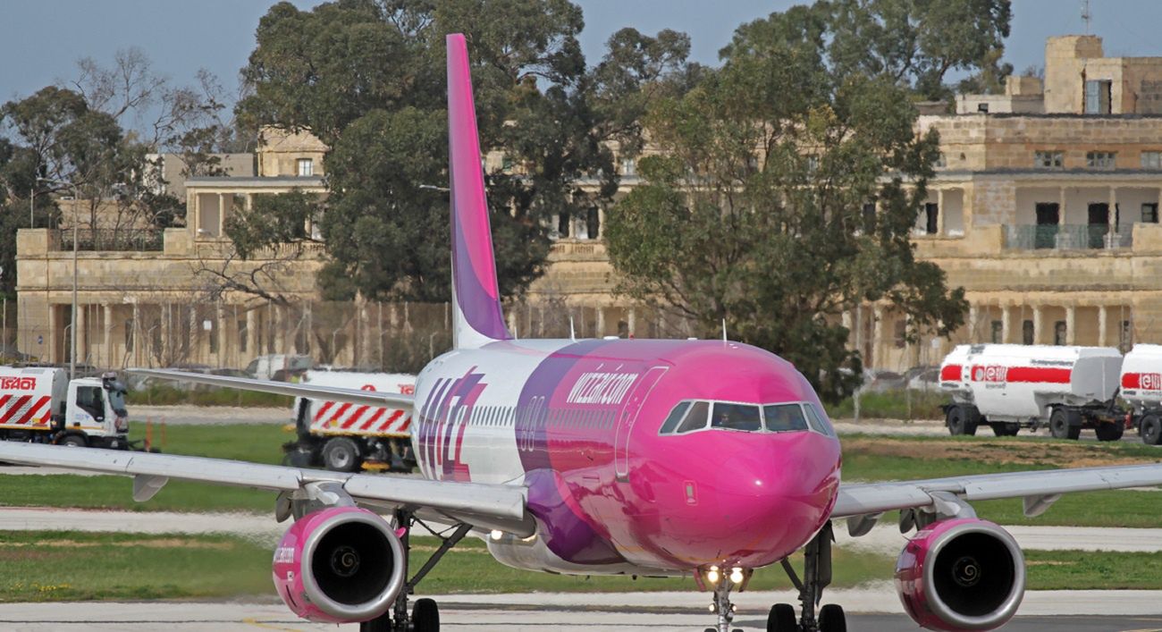 Wizz Air przedłuża zawieszenie rejsów LOT sprzedaje bilety a Ryanair