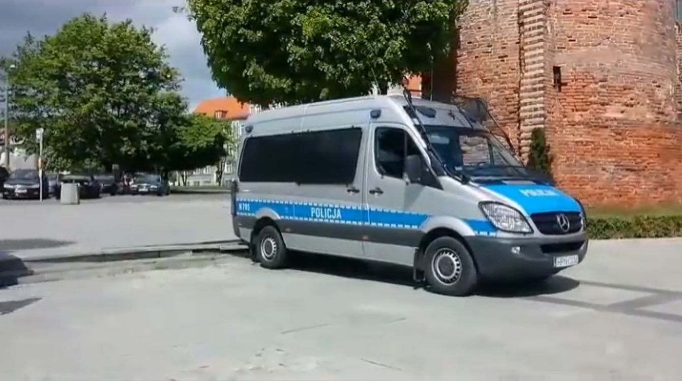 Policjanci zniszczyli radiowozem schody Baby lepiej prowadzą Wideo