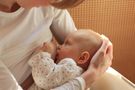 Znane matki dzielą się zdjęciami podczas karmienia piersią