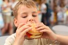 Dlaczego reklamy fast foodów są niebezpieczne dla dzieci?