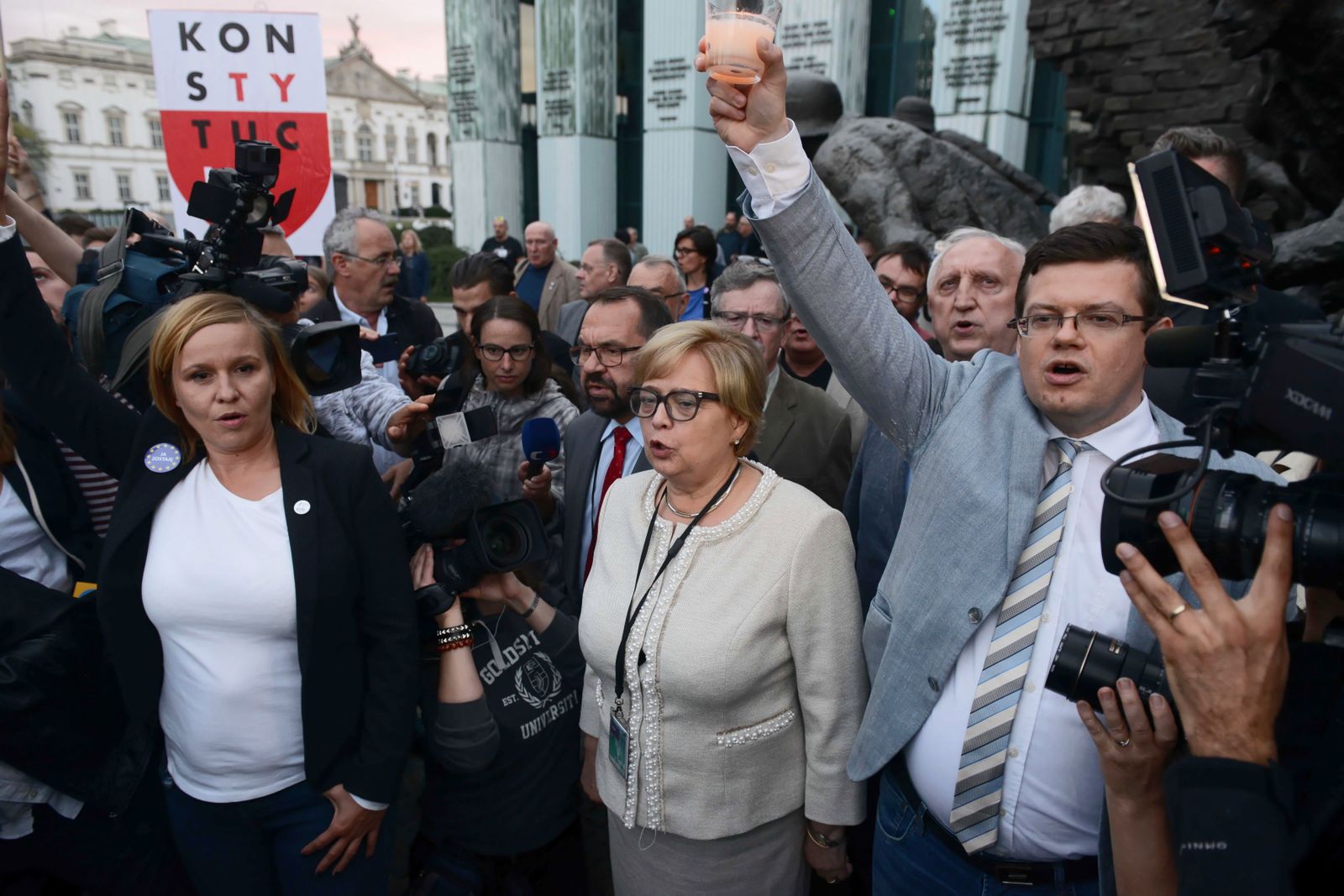 Protest przed Sądem Najwyższym Tłumy na placu Krasińskich część