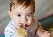 Jak zadbać o włosy malucha? Jak często je myć i jakich kosmetyków używać?