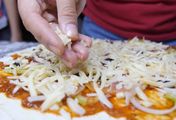 2-latek zjadł pizzę. Trafił do szpitala (WIDEO)