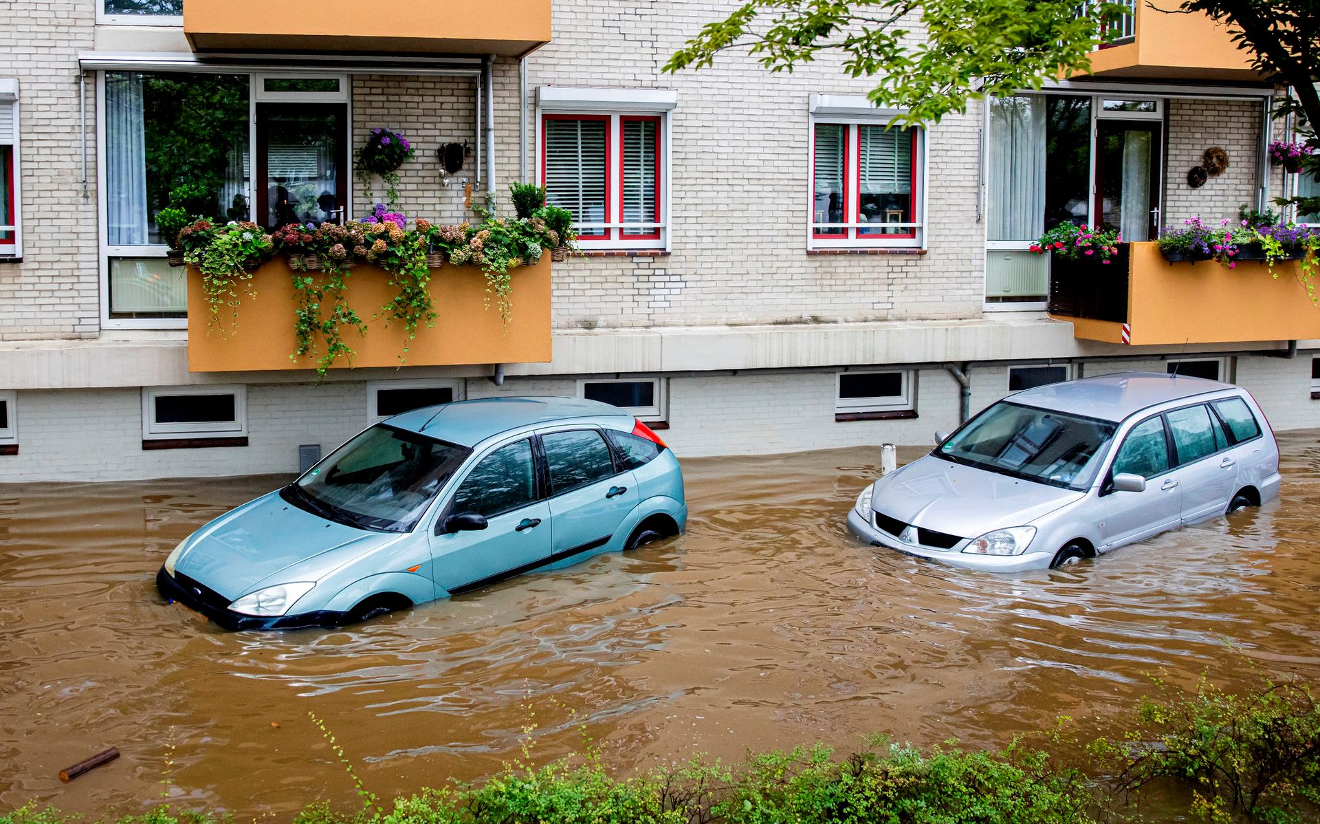 Jak rozpoznać auto po powodzi Mechanik radzi zajrzyj w jedno miejsce