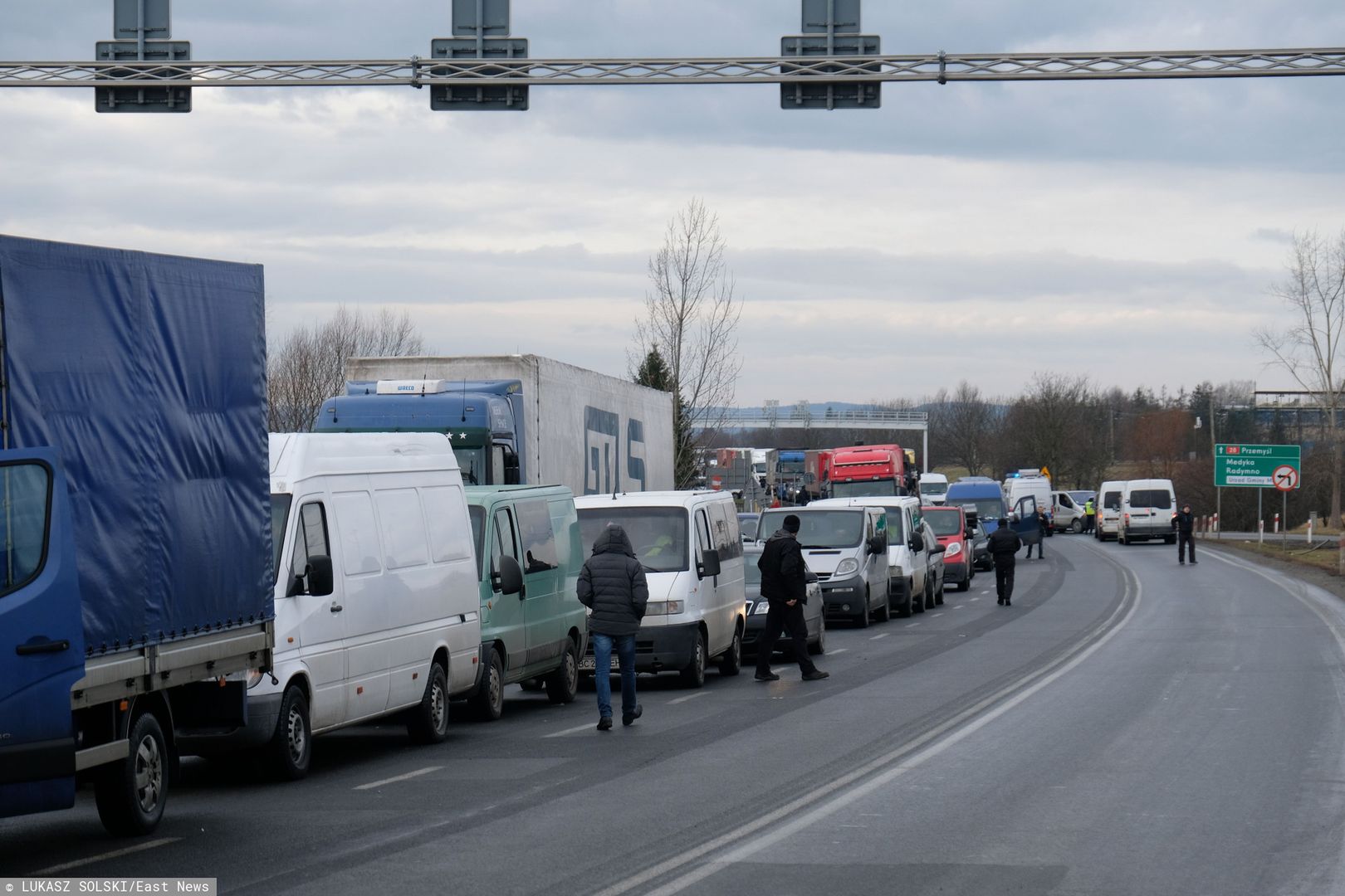 Gigantyczne kolejki na granicy z Ukrainą Nawet kilkadziesiąt godzin