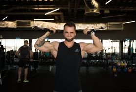 Duże bicepsy w 3 prostych ruchach? Tak to możliwe