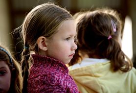 Twoje dziecko jest nieśmiałe? Możesz pomóc ułatwić mu kontakty z rówieśnikami