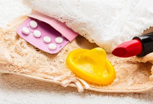 Zabezpieczasz się? Dowiedz się, jak to wpływa na ryzyko zakażeń intymnych