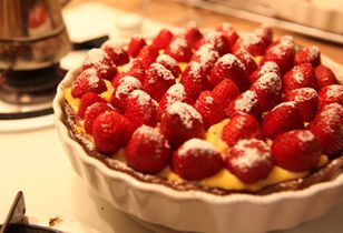 Pyszności na wegetariańskim talerzu - tarta z budyniem i owocami