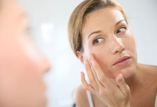 Jak naturalnie opóźnić proces starzenia się skóry?