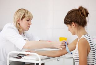 Mama karmiąca powinna być pod opieką lekarza. Jakie badania powinnaś wykonać?