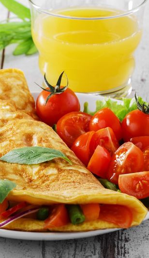 Nie masz pomysłu na śniadanie? Oto pyszny omlet pomidorowy