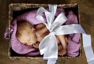 Baby box, czyli „becikowe” w fińskim wydaniu. Co znajduje się w niezbędniku?