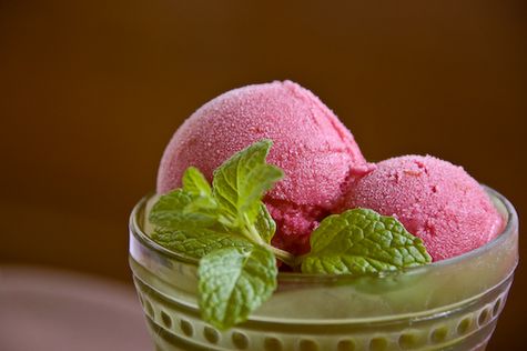 Kubek lodów śmietankowych vs sorbet owocowy