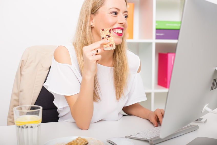 Kobiety przed miesiączką częściej sięgają po słodkie przekąski, co jest spowodowane jest zmianami hormonalnymi w tym czasie