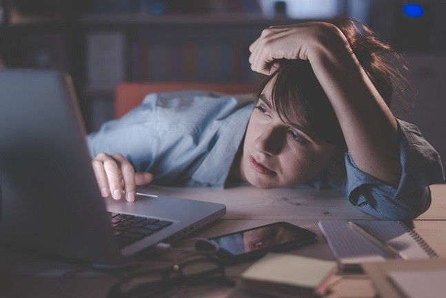 Patrzenie na ekran przez snem powoduje bezsenność