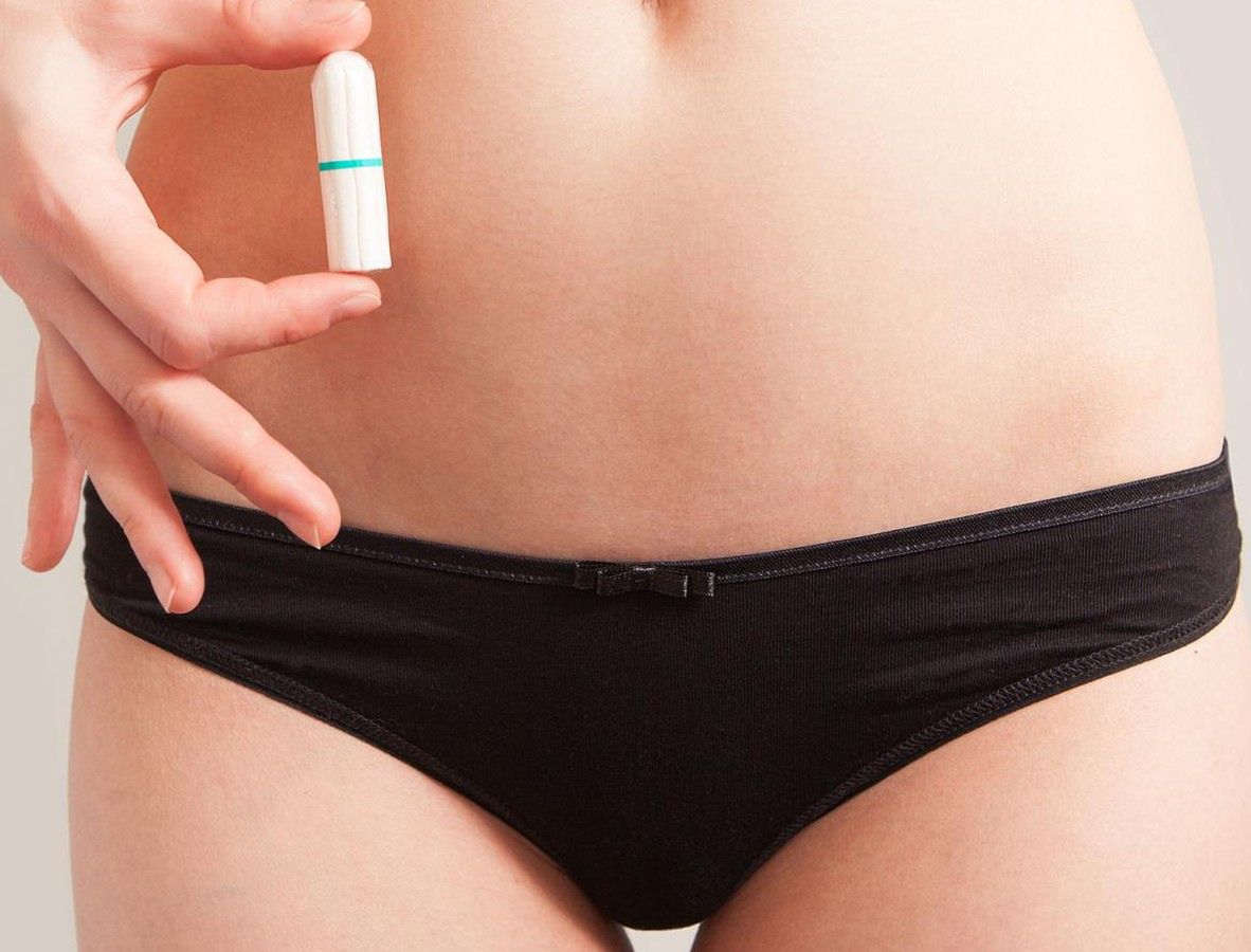 Pierwsza miesiączka to wybór pomiędzy tamponami, a podpaskami
