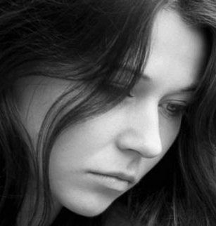 Objawy PMS to skrajne emocje od radości poprzez smutek do stanów depresyjnych