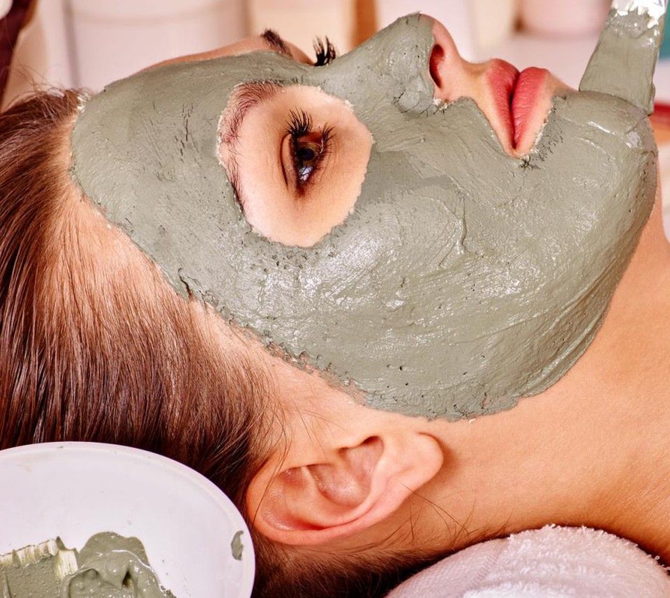 Domowy peeling do twarzy może być tak samo skuteczny jak profesjonalny wykonany w salonie kosmetycznym