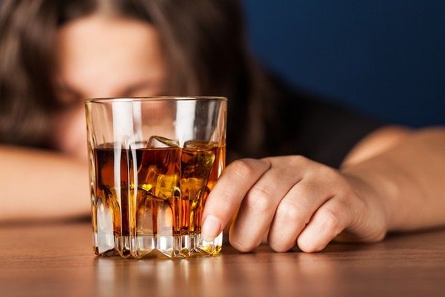 Chociaż często mówi się, że małe ilości alkoholu mają korzystny wpływ na zdrowie, badania dowodzą, że nawet one mogą szkodzić sercu
