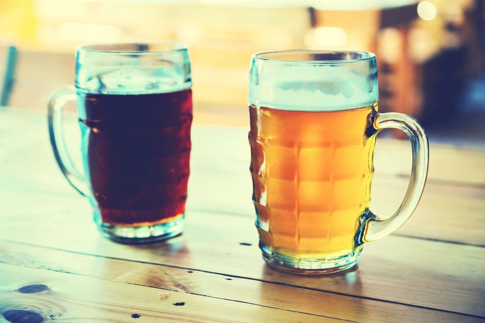 Alkohol wypity w pubie w gronie przyjaciół poprawia samopoczucie i pozytywnie wpływa na interakcje społeczne