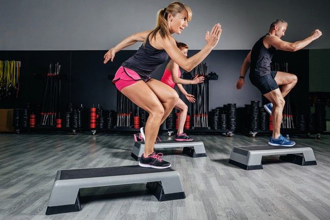 Total Fitness to program ćwiczeń, który wykonywać możemy na siłowni, pod okiem doświadczonego instruktora, oraz w domu