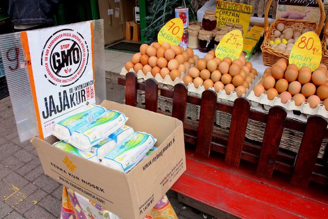 Coraz częściej w sklepach, na targach i bazarach można spotkać żywność ze specjalnymi oznaczeniami