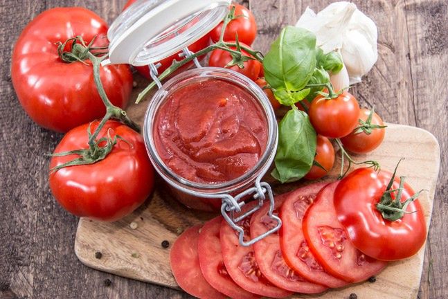 Największym źródłem likopenu są pomidory. W 400 ml soku pomidorowego znajduje się aż 27 g tego przeciwutleniacza