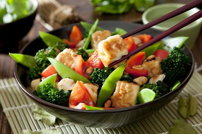 Serek tofu to jedno z najbogatszych źródeł wapnia. Warto połączyć go z innymi produktami bogatymi w nutraceutyki, np. z brokułami i olejem roślinnym