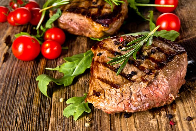 Wielbiciele grillowania powinni doprawiać mięso świeżym rozmarynem