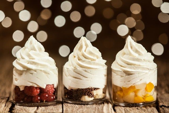 Lubisz lody, ale dbasz o linię? Wypróbuj mrożony jogurt, który ma mało kalorii i świetnie sprawdza się jako deser