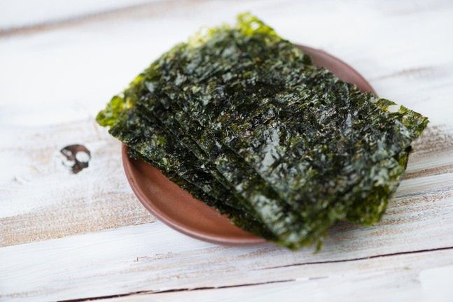 Zielone chipsy z alg zawierają witaminy A i C – to świetna alternatywa dla tłustych i słonych tradycyjnych chipsów ziemniaczanych