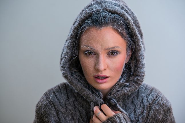 Chcąc złagodzić ból spowodowany oparzeniem słonecznym, możemy sięgnąć po mrożonkę. Pamiętajmy jednak, aby nie trzymać jej zbyt długo na skórze, ponieważ możemy spowodować odmrożenie