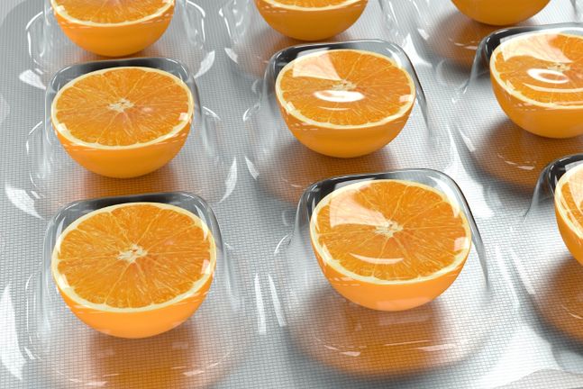 Zamiast przyjmować tabletki z witaminą C, warto wzbogacić swoją dietę o produkty bogate w ten składnik, takie jak: cytrusy, czerwona papryka czy czarna porzeczka