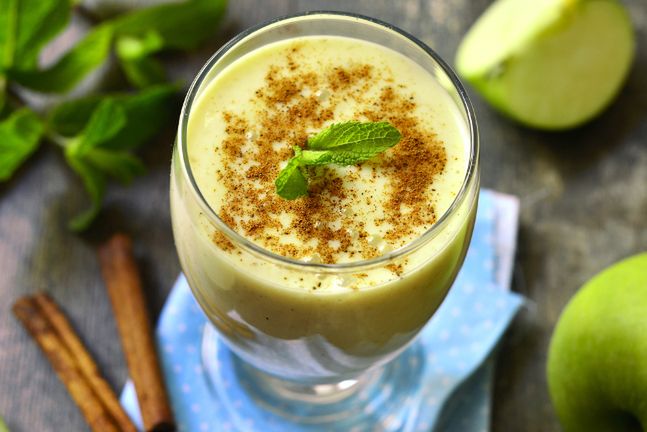 Przygotowując jabłkowe smoothie, wykorzystajmy owoce ze skórką, która zawiera wiele cennych składników odżywczych