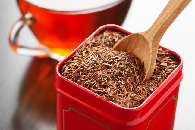 Herbaty rooibos można używać też zewnętrznie – wystarczy nasączyć płatek kosmetyczny w naparze i przyłożyć go do miejsc, w których występują wypryski