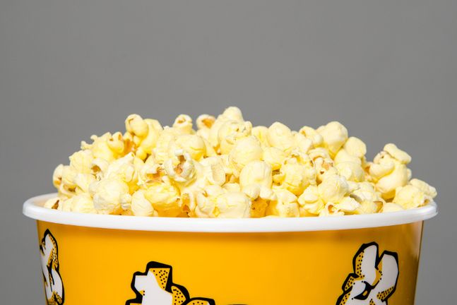 Prażone ziarna kukurydzy, czyli popcorn, nie są tak szkodliwe dla naszego organizmu, jak opakowanie, w którym są przygotowywane w mikrofalówce. Znacznie zdrowiej jest przygotowywać tę przekąskę na patelni