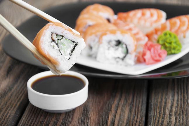 Sos sojowy podawany jest najczęściej do sushi, ponieważ doskonale podkreśla smak tej japońskiej potrawy. Warto jednak ograniczyć jego spożywanie, ponieważ zawiera duże ilości szkodliwej soli