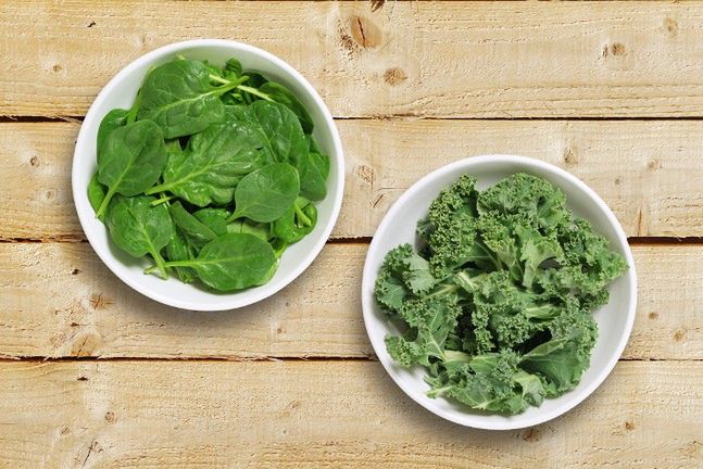 Zarówno szpinak, jak i jarmuż należą do tzw. superfood, czyli „super żywności” – produktów o bardzo wysokiej wartości odżywczej