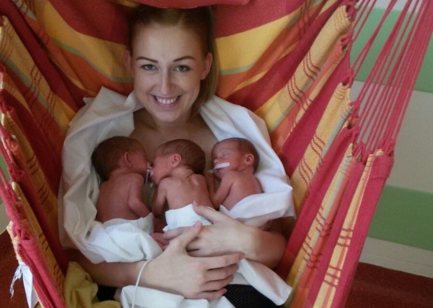 Mama z z trojaczkami na rękach