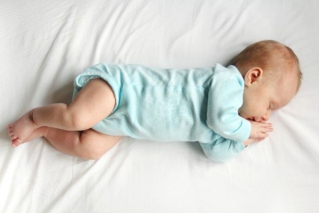 Dziecko w 4 miesiącu życia zwraca coraz więcej uwagi na otaczające go obiekty
