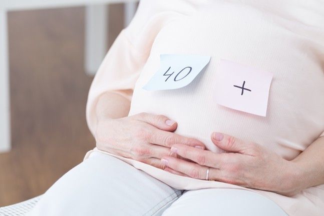 Ciąża po 40 jest możliwa, jednak z każdym kolejnym rokiem szanse na zajście w ciążę maleją