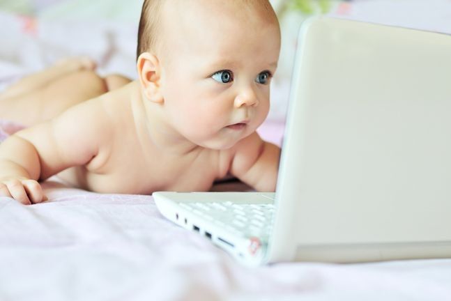 Jeżeli zdjęcia w internecie publikujesz, aby mieć pamiątkę z pierwszych chwil życia dziecka, zastanów się, czy nie lepiej wywołać je i umieścić w albumie