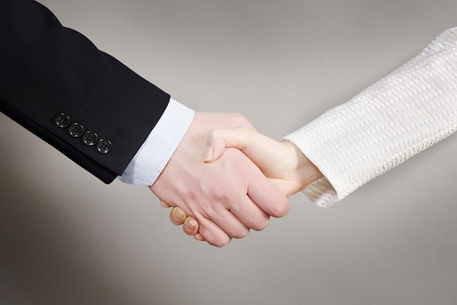 Silny uścisk dłoni może świadczyć o tym, że kobieta ma duże możliwości prokreacyjne