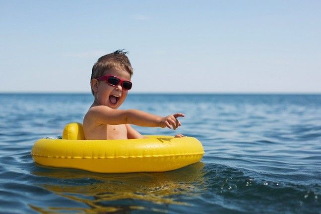 Pobyt na plaży to doskonały czas na zabawę, ale nad wodą trzeba zachować szczególne zasady bezpieczeństwa