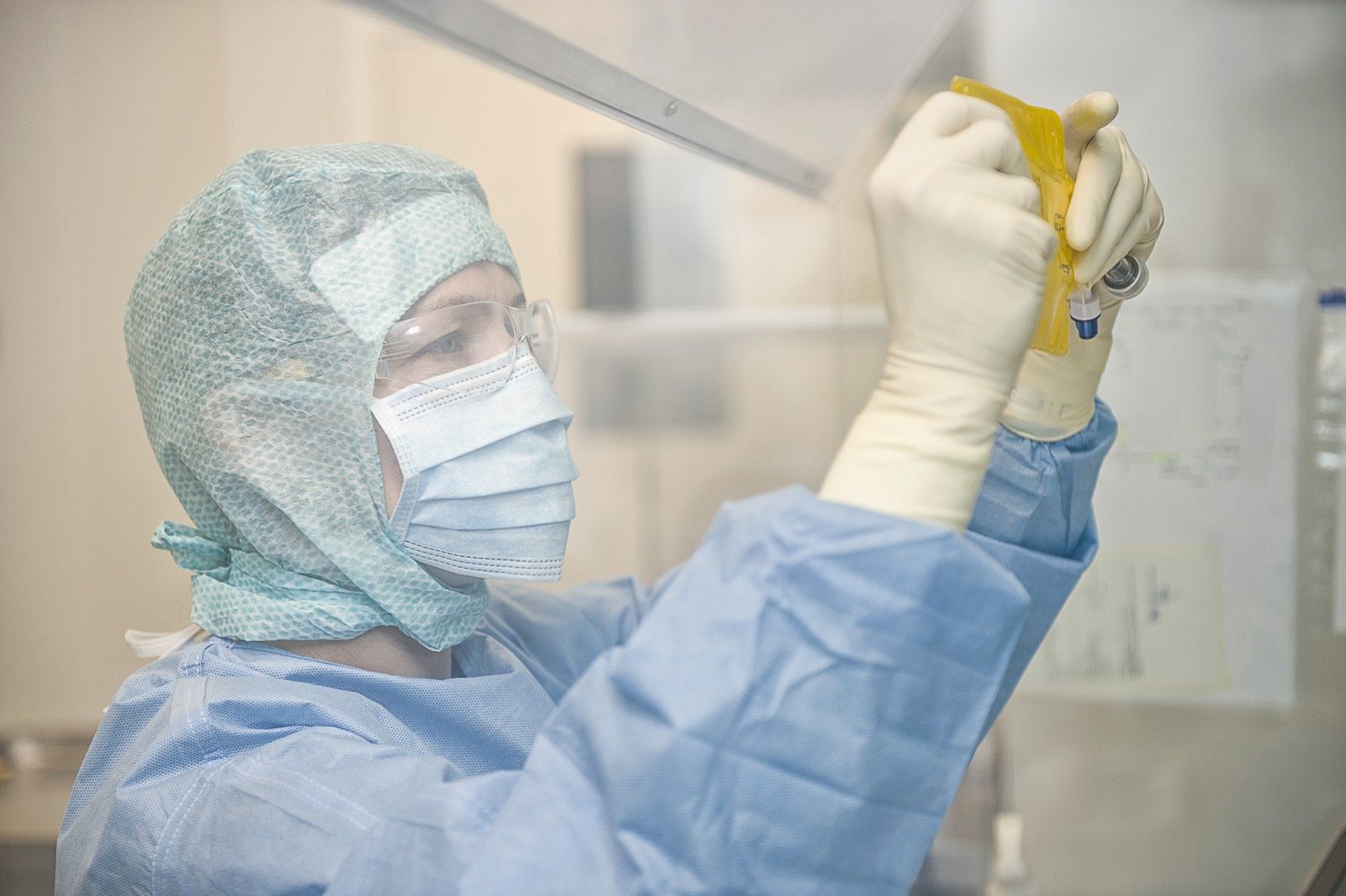 Farmaceutka Nutrico kontrolująca jakość sporządzanej mieszanki do żywienia dożylnego