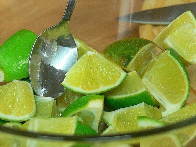 Sok z limonki i bazylia