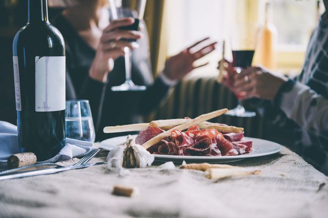 Czerwone wino pite w zbyt dużych ilościach ma negatywny wpływ na cerę